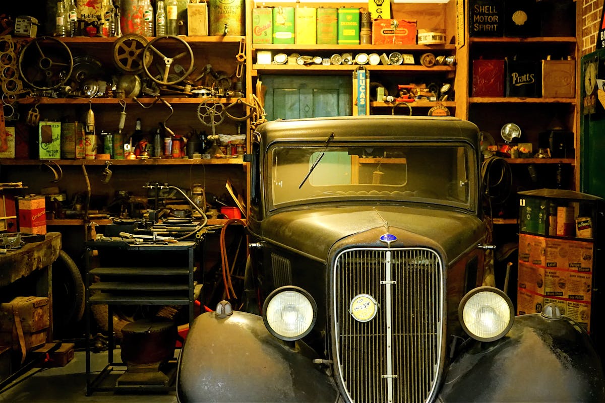 Moderne Autowerkstatt mit Hebebühne und Arbeitsplatz